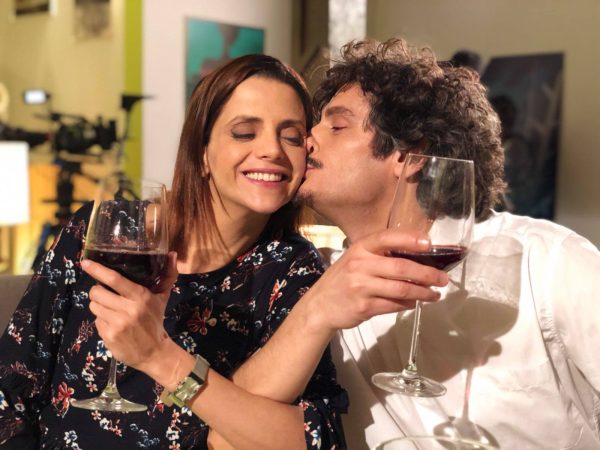 De qué van los personajes de la pareja en la serie