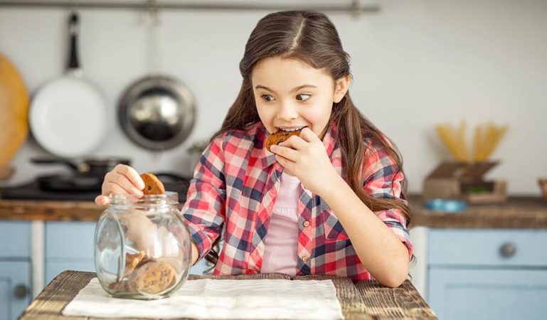 Niña con galletas María