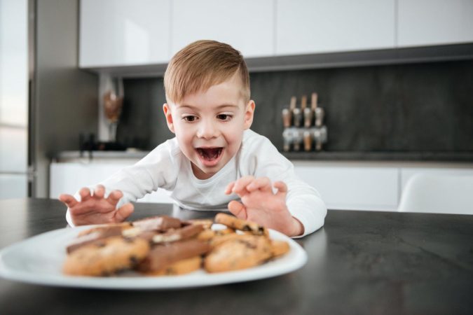 Niño comiendo galletas