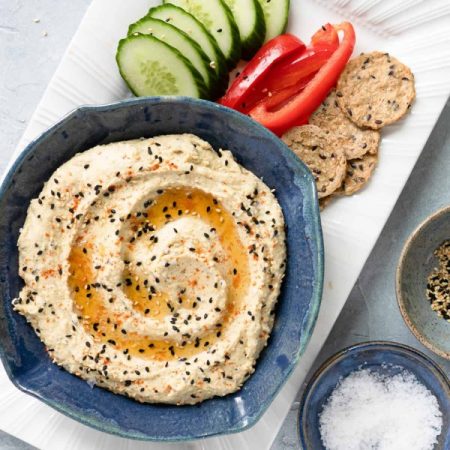 Prepara el hummus para servirlo