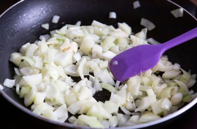 Prepara la cebolla en la sarten Merca2.es