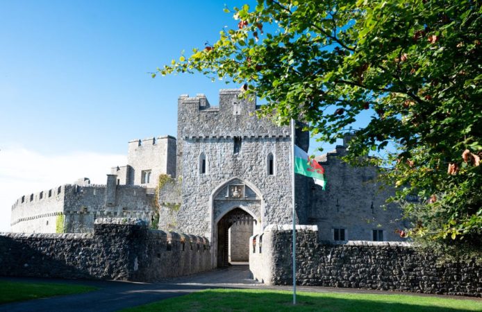 ¿Cuál es el nombre del castillo medieval en el que funciona el Atlantic College?