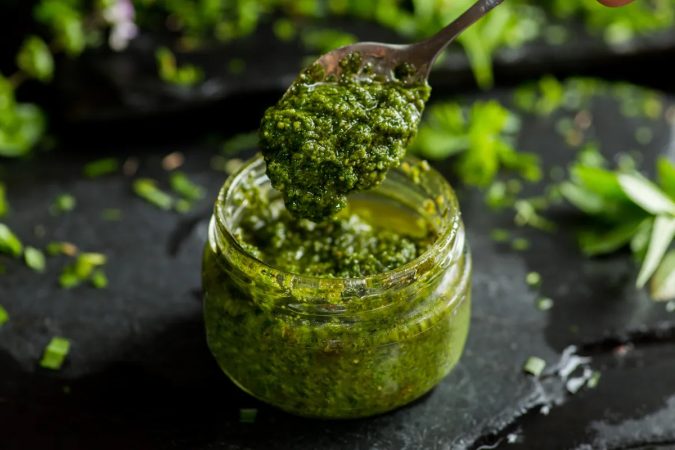 Salsa de pesto para un pollo asado delicioso