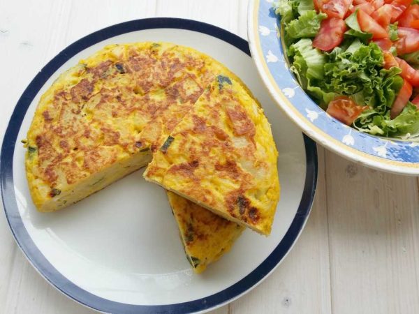 Tortilla de patatas con ensalada