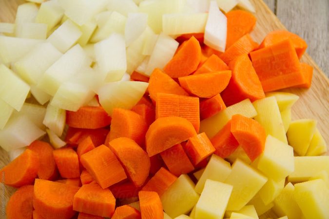 Trocea las zanahorias y las patatas