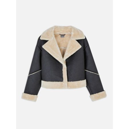 Chaqueta corta con ribetes de pelo sintético