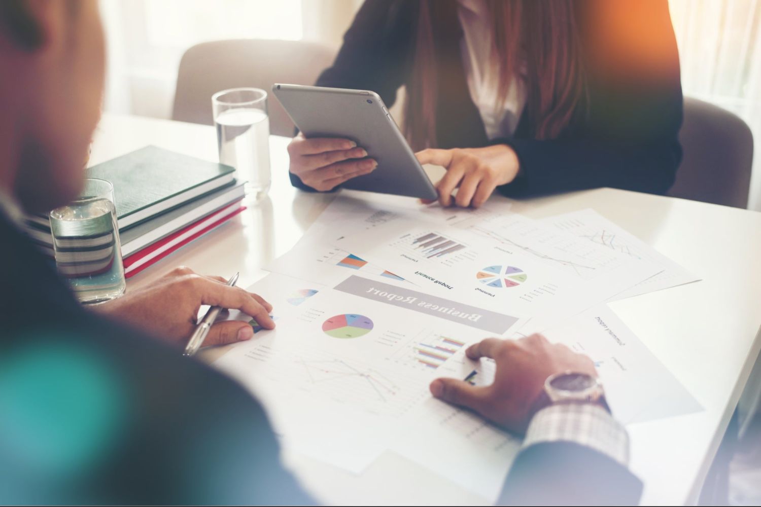 Emprendedores: Como destacarse en un mercado competitivo 1 Merca2.es Cómo desarrollar una estrategia de marketing efectiva para tu negocio