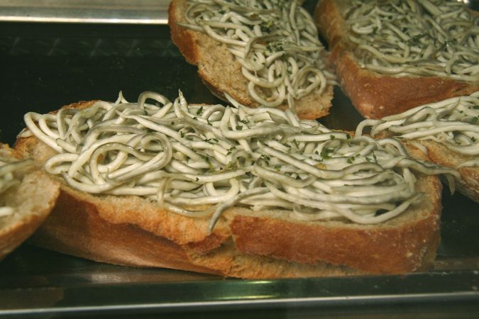 Así puedes hacer unas gulas al ajillo en solo 3 minutos de matrícula 33 Merca2.es Aporte de proteínas