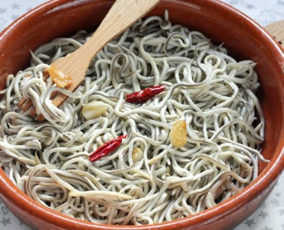 Así puedes hacer unas gulas al ajillo en solo 3 minutos de matrícula 26 Merca2.es Un plato perfecto para celebraciones