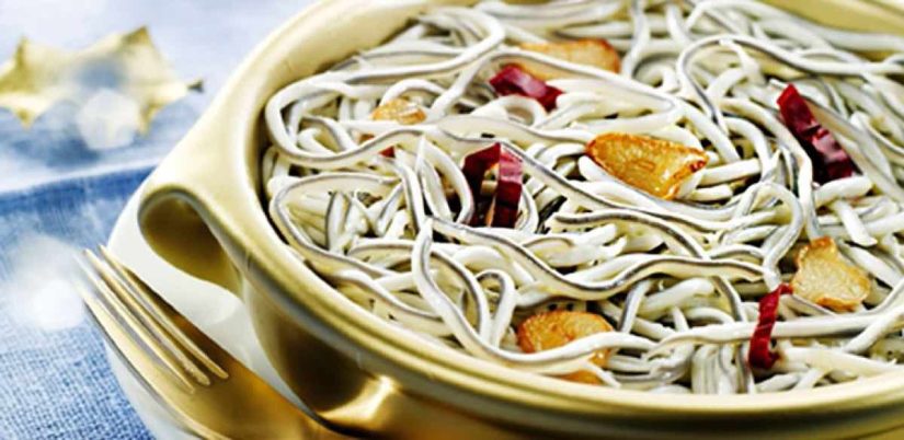 Así puedes hacer unas gulas al ajillo en solo 3 minutos de matrícula 27 Merca2.es Ingredientes para 2 personas con el que prepararas las Gulas al ajillo