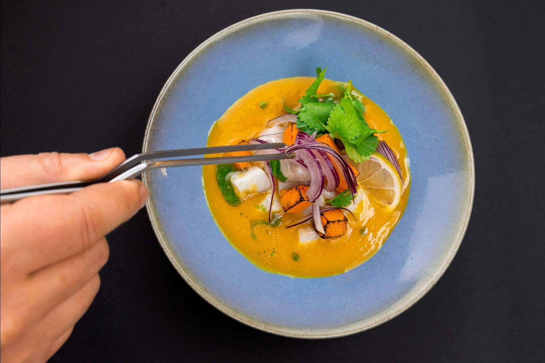 La inauguración de los cursos de cocina de En Bruto, el nuevo espacio gastro en Salesas de El Grupo Lamucca