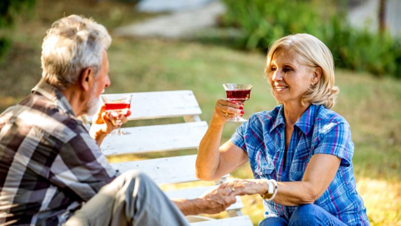 Jóvenes analizando las posibilidades de ahorro