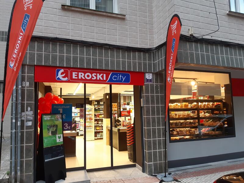 Calviño confía en que las distribuidoras «arrimen el hombro» para abaratar la cesta de la compra, como Eroski