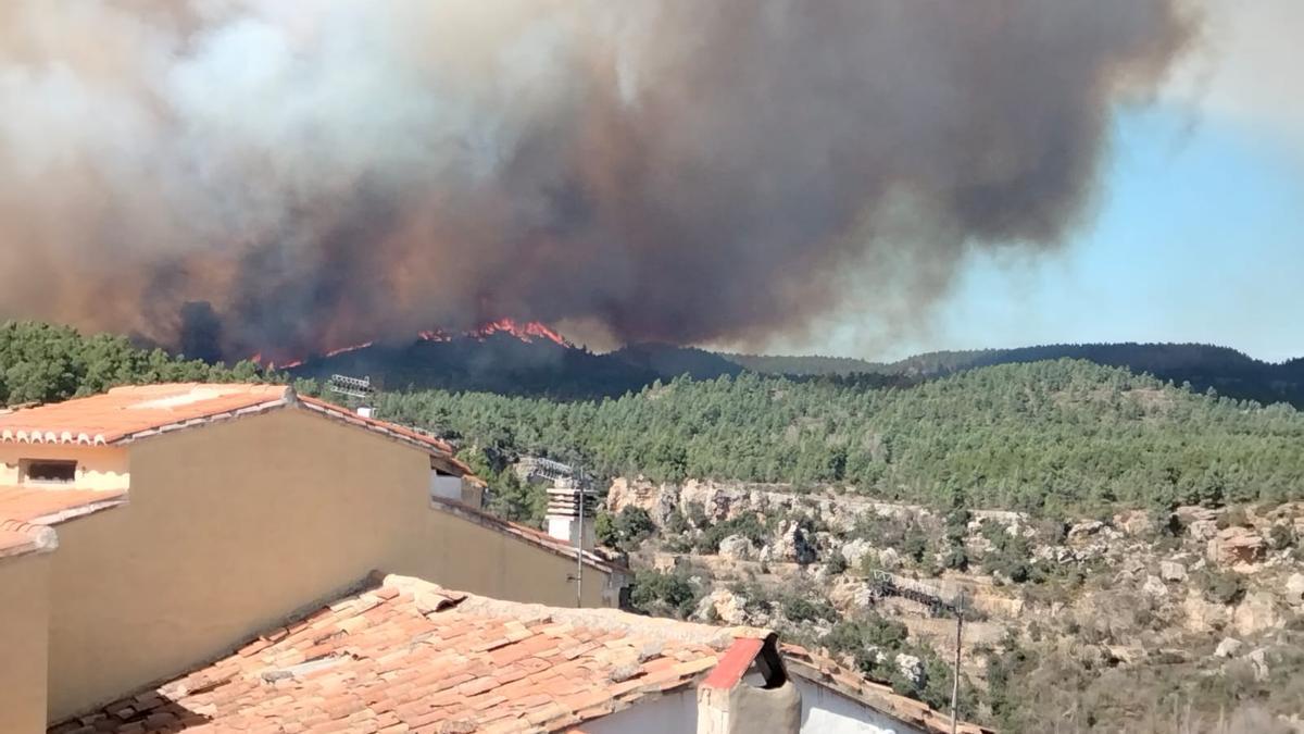 El vídeo más desolador de el incendio de Villanueva de Viver: 70 ancianos refugiados en un autobús