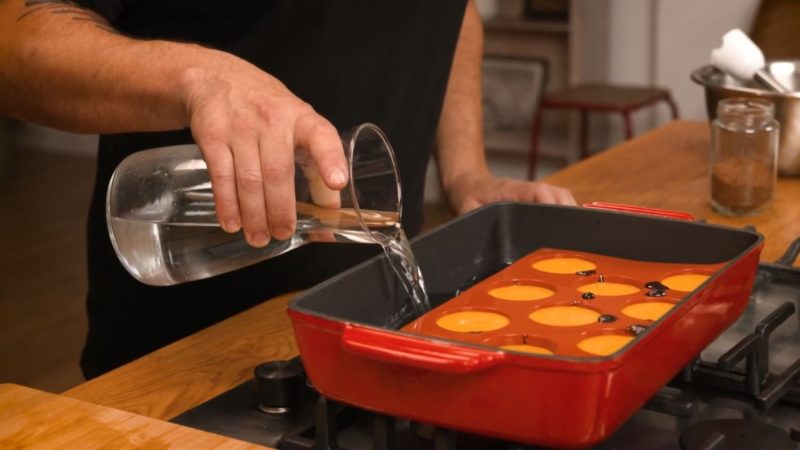 Añade un poco de agua en la bandeja