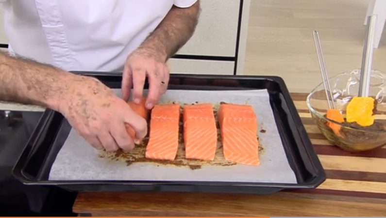 Cocina un increíble salmón de la mano de Karlos Arguiñano 22 Merca2.es Así se prepara el salmón cajún