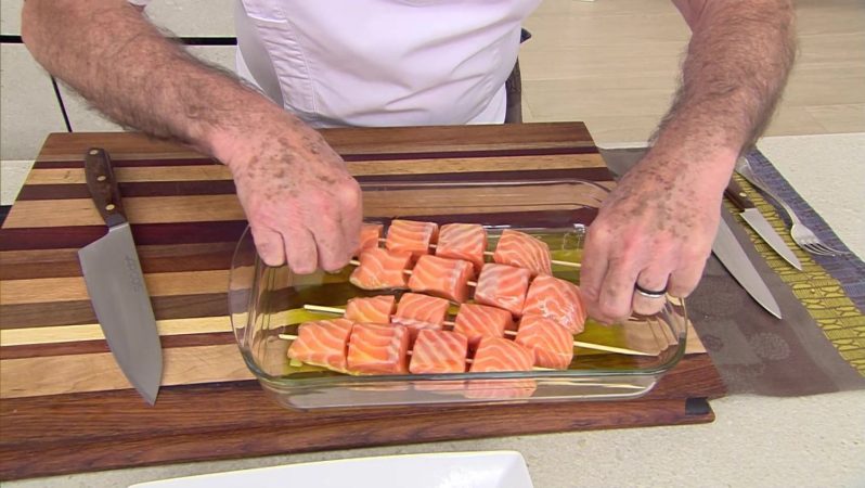 Cocina un increíble salmón de la mano de Karlos Arguiñano 18 Merca2.es Así se preparan las brochetas de salmón con yogur