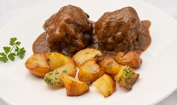 Dani García hace un rabo de toro de matrícula: se te deshace en la boca 