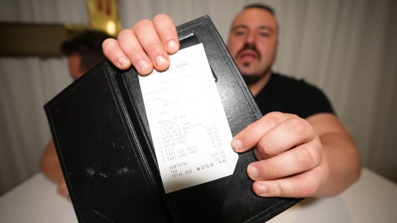 El Pirata muestra a cámara el ticket