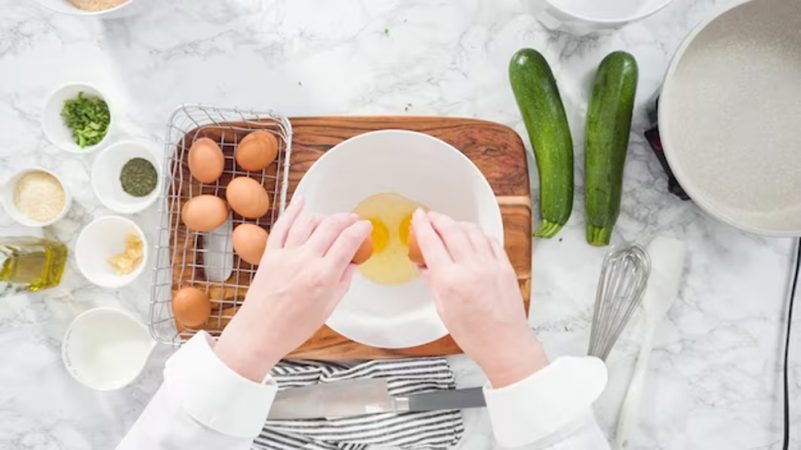 Elabora la mezcla de la tortilla