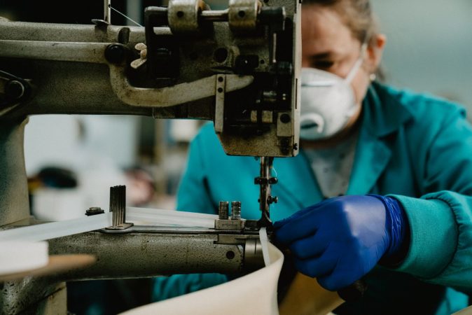 EuropaPress 2743177 trabajadora fabrica calzados pitillos arnedo rioja fabrica material Merca2.es