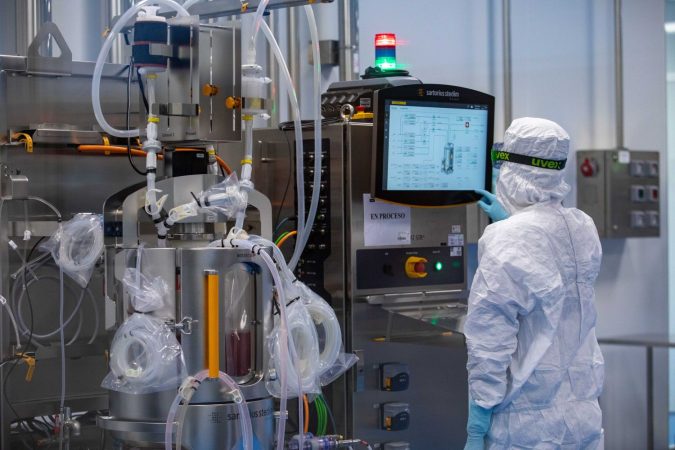 EuropaPress 5091681 tecnica laboratorio sede hipra 30 marzo 2023 amer girona cataluna espana Merca2.es