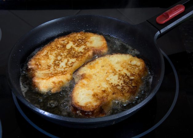 Fríe las bizcochadas para las torrijas