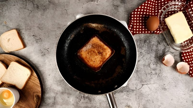 Fríe una rebanada de pan en el aceite de los ajos