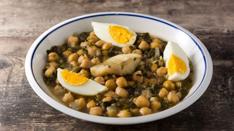 Garbanzos con espinacas, huevo duro y bacalao