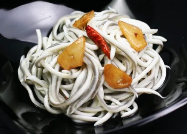 La preparación de la receta de gulas al ajillo para 4 raciones