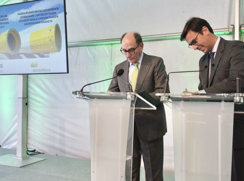 Iberdrola y Haizea Wind Group El presidente de Iberdrola, Ignacio Sánchez Galán (i) y el presidente de Haizea Wind Group, Damaso Quintana (d), durante la firma de un contrato de más de 200 millones entre Iberdrola y Haizea Wind Group, a 15 de marzo de 2023, en Bilbao, Vizcaya, País Vasco (España). Iberdrola y Haizea Wind Group han firmado un contrato de más de 200 millones para que Haizea Bilbao suministre 50 monopilotes al parque eólico marino East Anglia Three en el Reino Unido, desarrollado por la filial británica de la eléctrica, Scottish Power. El acuerdo supondrá la generación de 350 empleos directos en Haizea Bilbao durante un año.