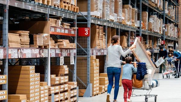 Interior de un almacén de Ikea.
