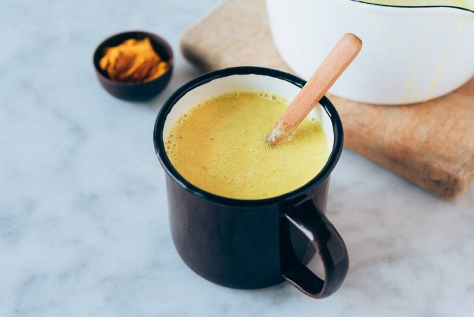 Leche tibia y té con "leche dorada"