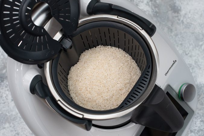 Introduce el arroz en la Thermomix