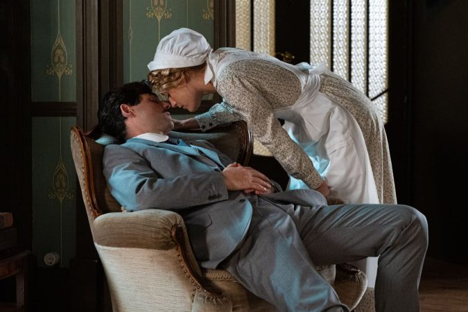 Jana quiere besar a Manuel mientras duerme