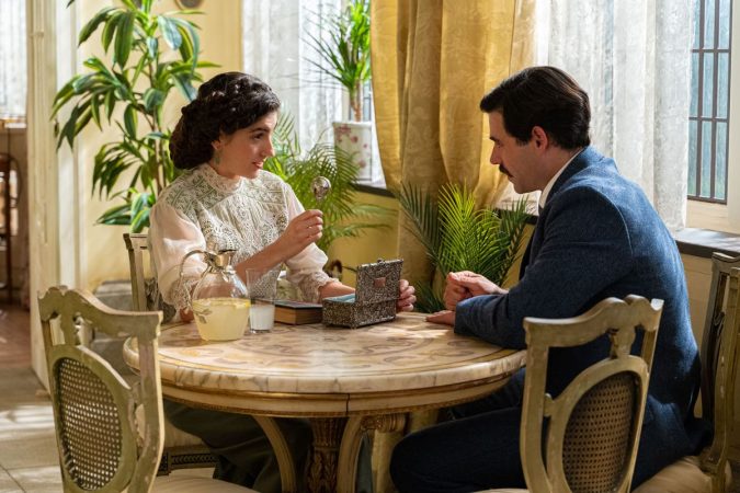 Jimena acepta de buen grado el sonajero de plata que le regala Manuel