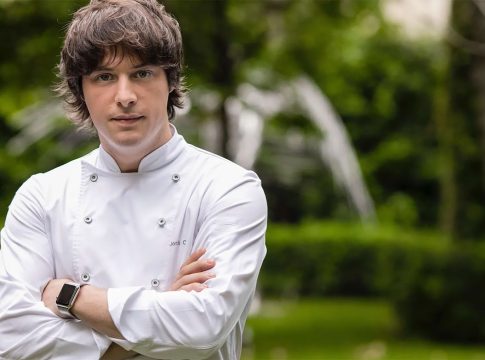 El reconocido cocinero sorprende con un plato cotidiano, pero exquisito. Jordi Cruz sorprende con un plato cotidiano, pero exquisito.