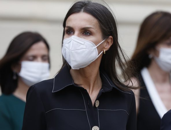 La Reina Letizia con mascarilla durante la pandemia Merca2.es