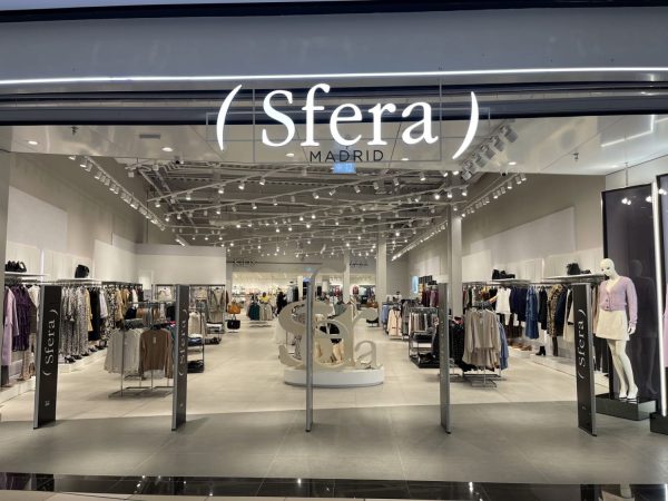 La blusa está a la venta en todas las tiendas Sfera