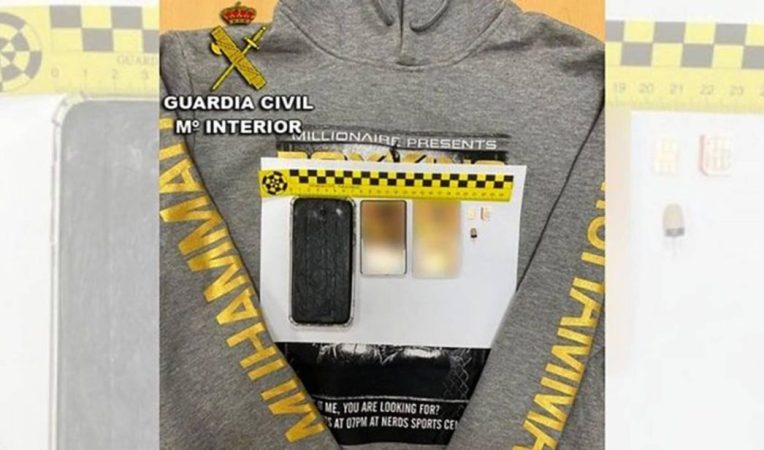 La sudadera incautada al infractor por la Guardia Civil