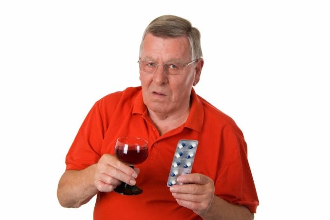 Las personas mayores de 65 no deben mezclar medicamentos y alcohol