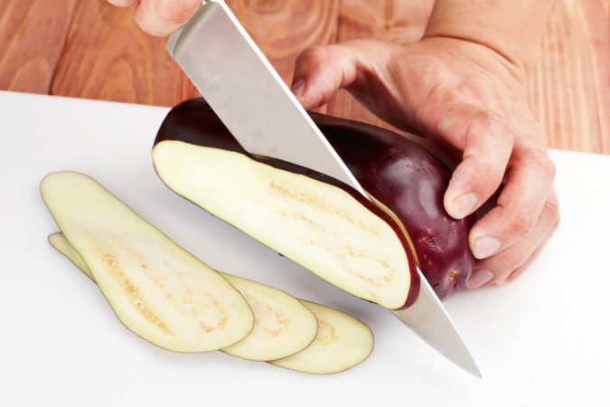 Lava y corta las berenjenas