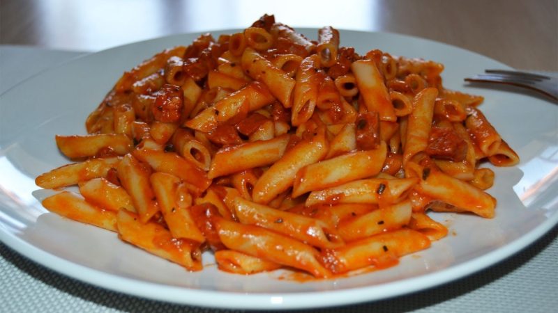 Macarrones con tomate y chorizo Merca2.es