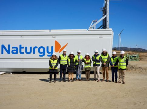 Naturgy Avanzan las obras del segundo parque eólico de Naturgy en Extremadura y de su planta fotovoltaica Puerta del Jerte. Ambas instalaciones sumarán 80 MW al despliegue de renovables de esta comunidad. La consejera de Transición Ecológica y Sostenibilidad de la Junta de Extremadura, Olga García, y el alcalde de Plasencia, Fernando Pizarro, visitaron el complejo esta semana, junto a Juan Ferrero, responsable de Desarrollo Negocio Iberia de Naturgy, Elisa de Ferrando, responsable de Construcción de Naturgy, y Ana Ruiz, delegada de Desarrollo de Proyectos de Naturgy en Extremadura.
