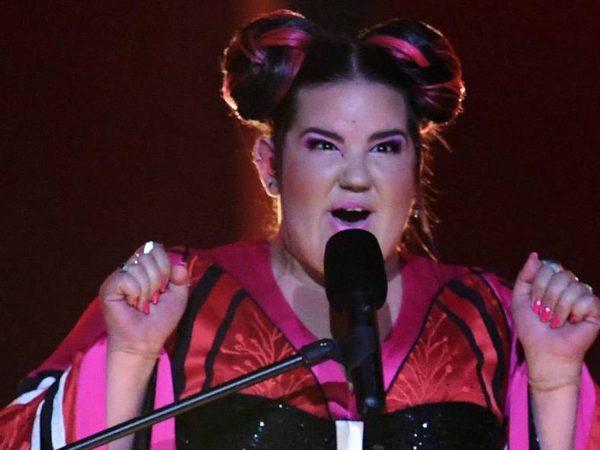 No solo es cantante, sino también activista