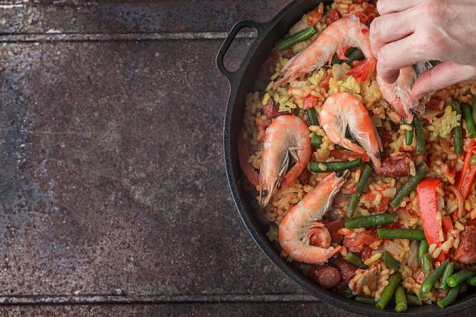 No añadas demasiados ingredientes a la paella