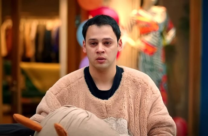 Ogulcan asiste a la humillación de Harika