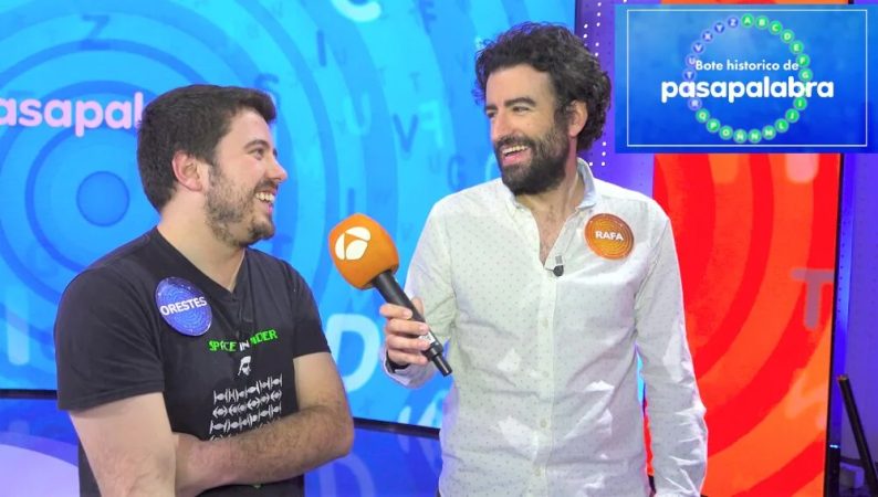 Orestes y Rafa bromean sobre el bote