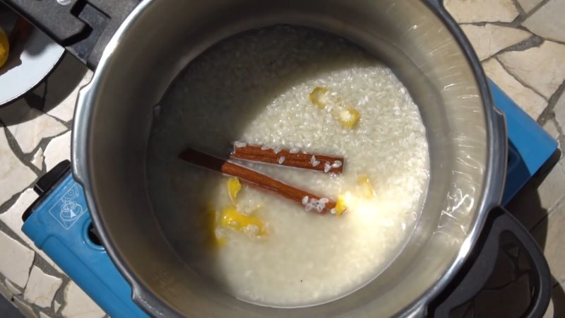 Pon a hervir el arroz en la olla