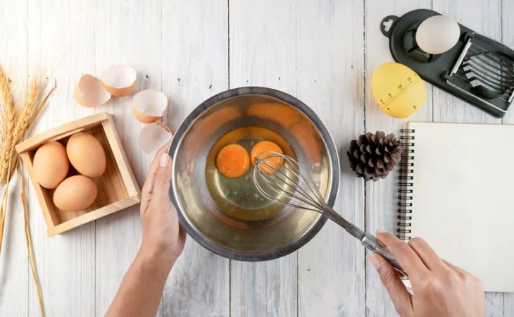 Prepara la mezcla de los huevos